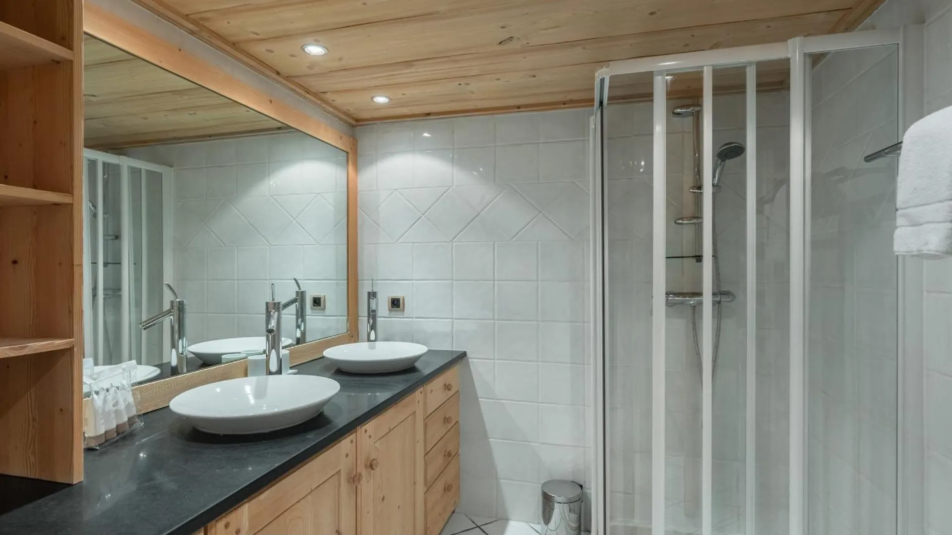 Appartement Meribel 3 Chambres, Balcon, Wifi, Parking - Fr-1-565-115 Les Allues 0*,  Frankrijk